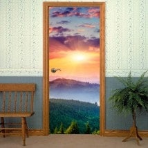 Coucher du soleil de portes de vinyle décoratif dans les montagnes